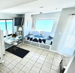 OCEANFRONT STUDIO - Steps to Beach Pool and Hot Tub